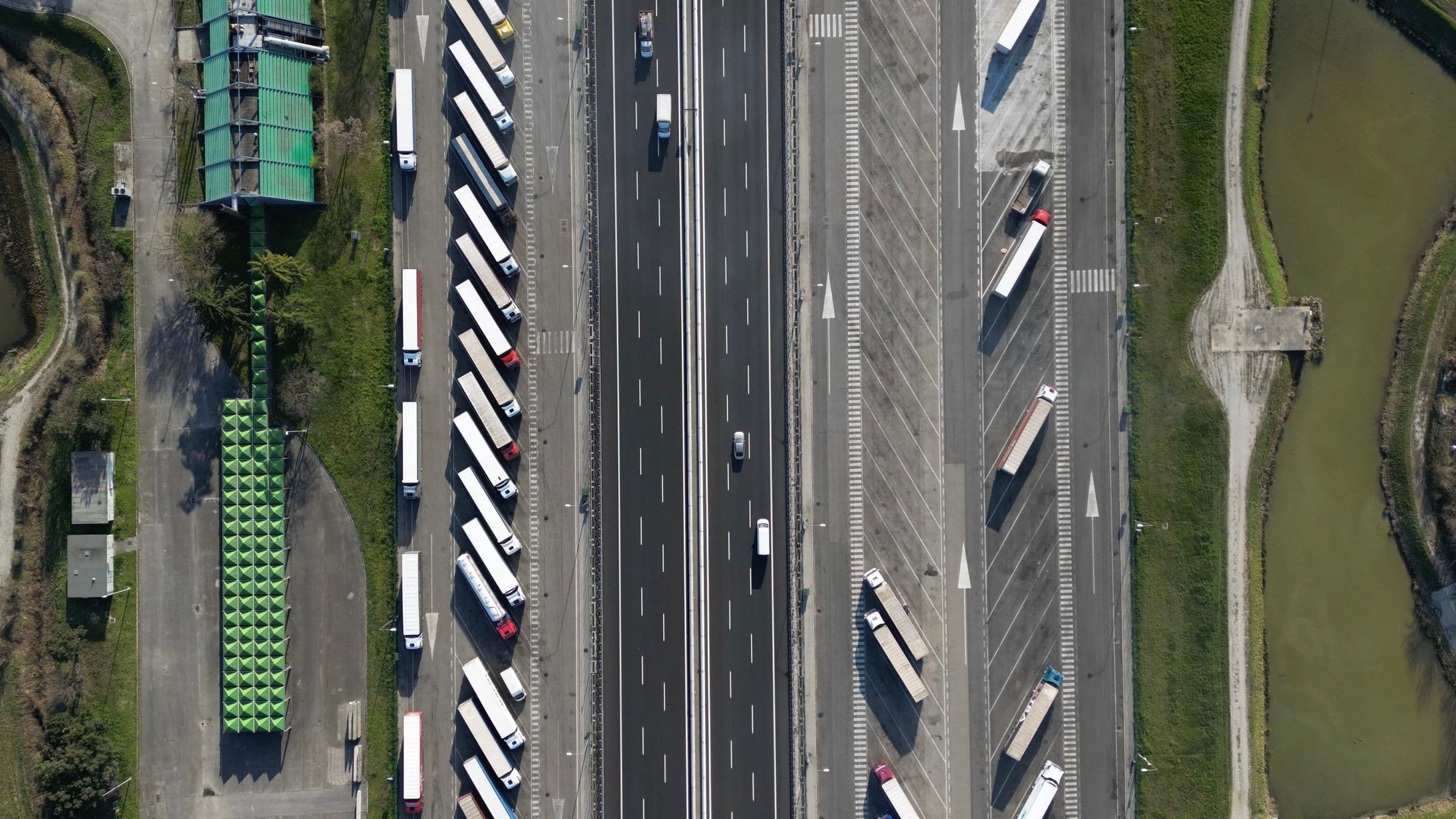 Autostradă cu camioane, văzută de sus